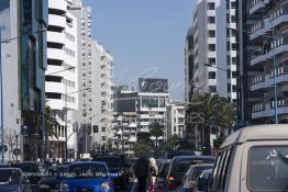 Image du Maroc Professionnelle de  Le Boulevard d’Anfa très important axe routier qui relie l’Est et l’Ouest de la cité blanche. Jusqu’aux année 90 du siècle dernier le Boulevard d'Anfa était dans sa majorité bordé de luxueuse villas entouré de jardins verdoyants qui ont presque tous disparues laissant  leur emplacement pour l’édifation de building spéculation et la recherche du profit le lot qui finira par tout détruire toute la classe et la joie de vivre des Casablancais. Photo réalisée, Lundi 9 Février 2009. (Photo / Abdeljalil Bounhar) 